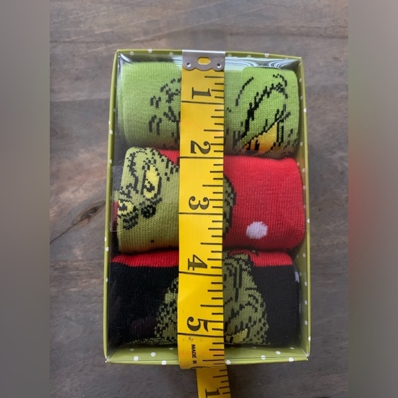 The Grinch 3 pairs Men’s Crew Socks in Box - Picture 8 of 9